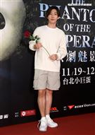 炎亞綸觀賞「歌劇魅影」。（記者邱榮吉/攝影）