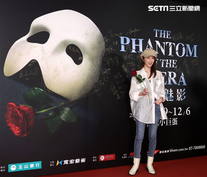 邵雨薇觀賞「歌劇魅影」。（記者邱榮吉/攝影）