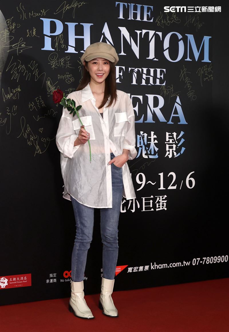 邵雨薇觀賞「歌劇魅影」。（記者邱榮吉/攝影）