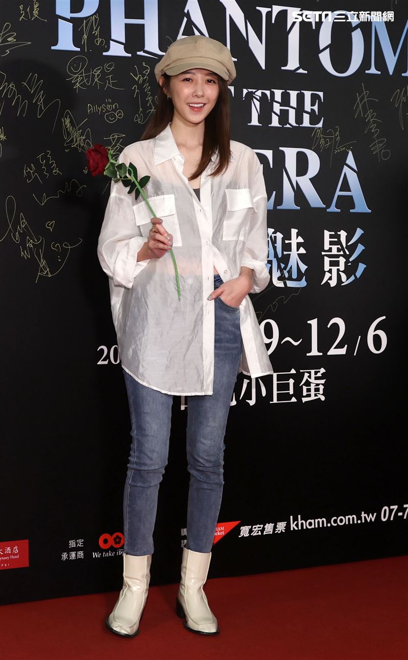 邵雨薇觀賞「歌劇魅影」。（記者邱榮吉/攝影）