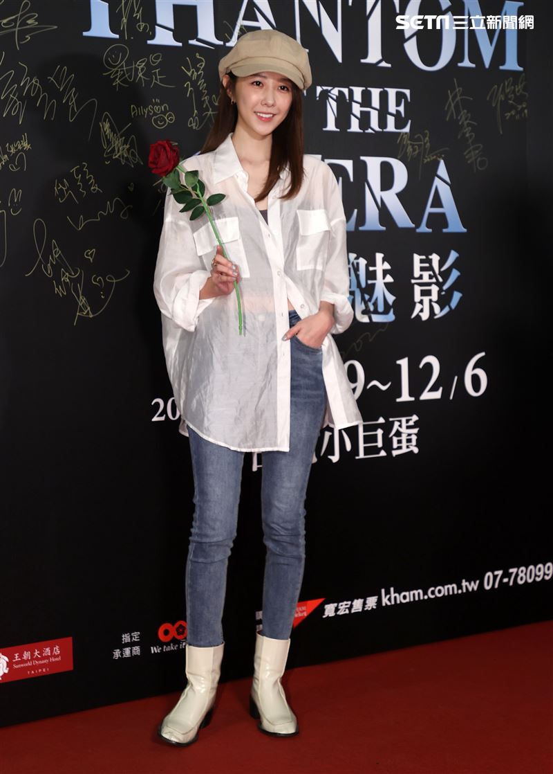 邵雨薇觀賞「歌劇魅影」。（記者邱榮吉/攝影）