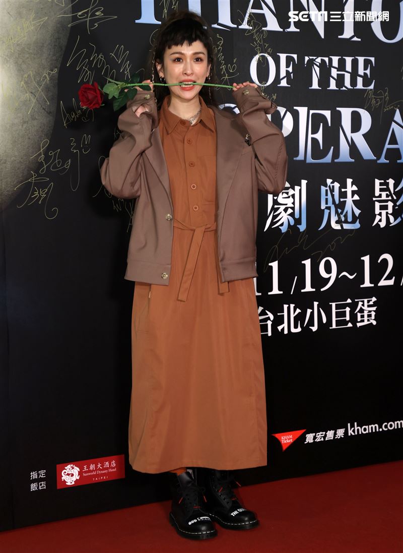 魏如昀觀賞「歌劇魅影」。（記者邱榮吉/攝影）