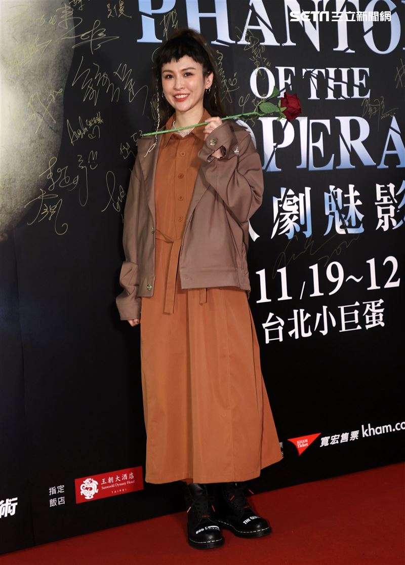 魏如昀觀賞「歌劇魅影」。（記者邱榮吉/攝影）