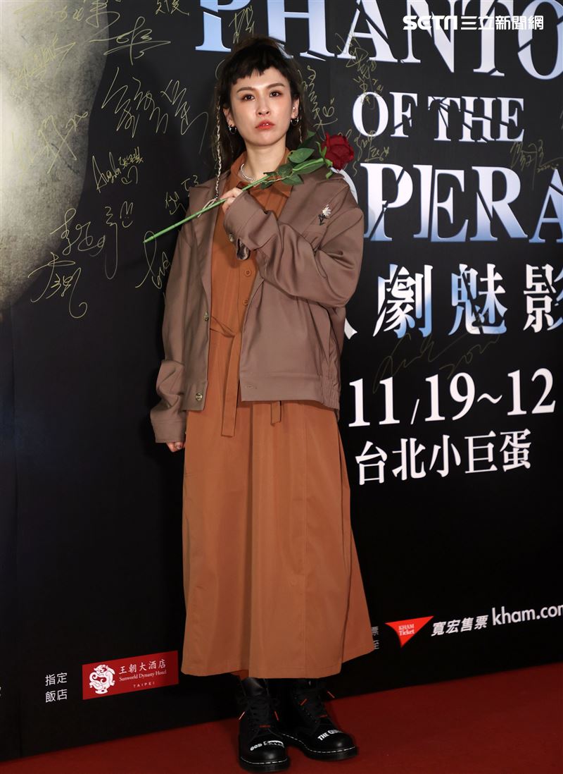 魏如昀觀賞「歌劇魅影」。（記者邱榮吉/攝影）