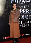 魏如昀觀賞「歌劇魅影」。（記者邱榮吉/攝影）