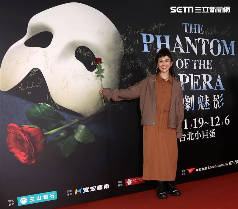 魏如昀觀賞「歌劇魅影」。（記者邱榮吉/攝影）