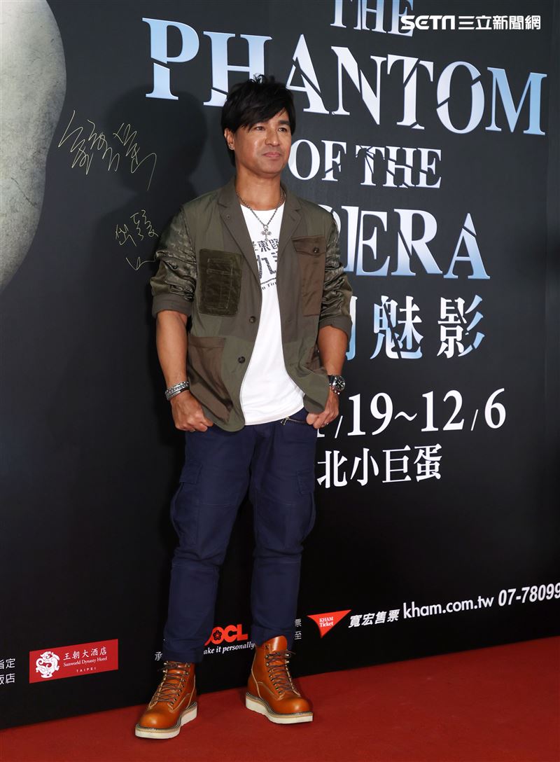 動力火車尤秋興觀賞「歌劇魅影」。（記者邱榮吉/攝影）