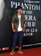 動力火車尤秋興觀賞「歌劇魅影」。（記者邱榮吉/攝影）