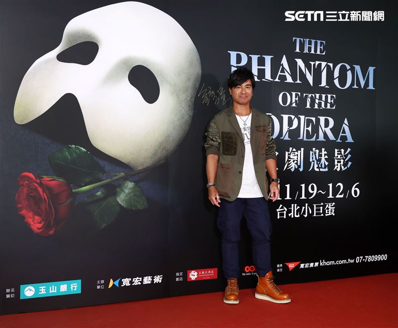 動力火車尤秋興觀賞「歌劇魅影」。（記者邱榮吉/攝影）
