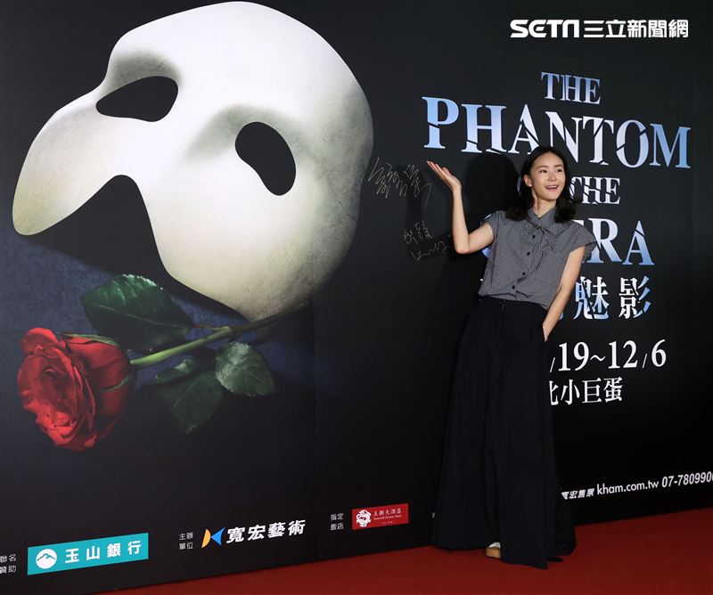 鍾瑤觀賞「歌劇魅影」。（記者邱榮吉/攝影）