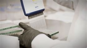 英國牛津新冠疫苗研發影片（圖／翻攝自@AstraZeneca推特）