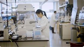 英國牛津大學跟「阿斯特捷利康」藥廠合作，第二階段試驗結果，傳出疫苗保護力居然高達99％。圖為英國牛津新冠疫苗研發影片（圖／翻攝自@AstraZeneca推特）