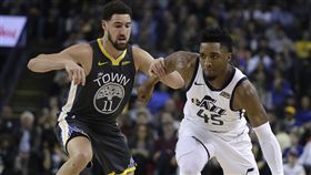 ▲湯普森（左）在第4節點燃勇士反攻號角。（圖／翻攝自NBA推特）