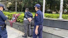 中天換照爭議  民眾拆NCC旗幟噴漆抗議國家通訊傳播委員會（NCC）18日決議駁回中天新聞台換照申請，19日上午就有民眾將NCC大樓外的旗幟拆下噴綠漆，隨即遭警方逮補。中央社記者余曉涵攝  109年11月19日