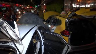 小黃撞轎車害起火　自己也被燒得焦黑