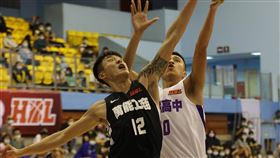 HBL預賽  萬能首戰爆冷擊敗南湖109學年度高中籃球聯賽（HBL）男子組預賽展開，萬能工商19日晚間首戰爆冷以81比77擊退南湖高中，收下隊史預賽首勝，其中萬能前鋒殷義傑（左）關鍵時刻挺身而出，率隊突破僵局，助球隊以4分差險勝。（高中體總提供）中央社記者黃巧雯傳真  109年11月19日