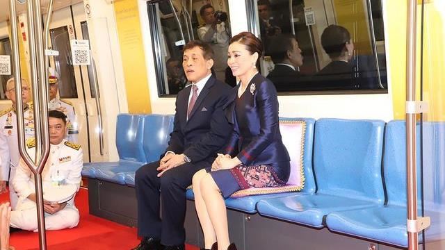 泰王泰后搭地鐵　侍從搭電扶梯整路跪