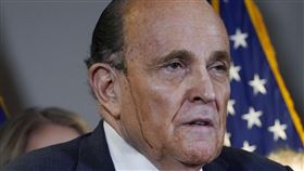 川普記者會僅律師朱利安尼現身　流2條「黑汗」大歪樓（圖／美聯社／達志影像）