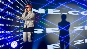 葉璦菱兒子ØZI擔任微風精品電商形象代言人。（圖／微風提供）