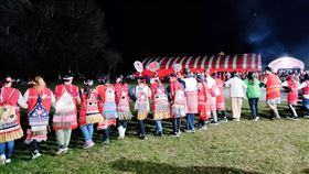 賽夏族巴斯達隘祭典　傳承原民精神文化今年為賽夏族巴斯達隘2年一次小祭，南庄祭團祭典從19日到21日舉行，賽夏族巴斯達隘矮靈祭保存賽夏族傳統歌聲及舞蹈，祭典運用的蛇鞭、姓氏肩旗、臀鈴等儀式象徵物皆具特殊文化意涵。（苗栗縣政府提供）中央社記者管瑞平傳真　109年11月20日