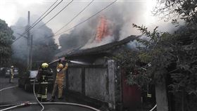 嘉義木造房舍火警　火勢一度猛烈（1）緊臨嘉義民雄警分局的一棟木造日式宿舍，20日中午發生火警，火勢凶猛、現場濃煙密布，消防局獲報派員趕赴現場灌救。中央社記者蔡智明攝　109年11月20日