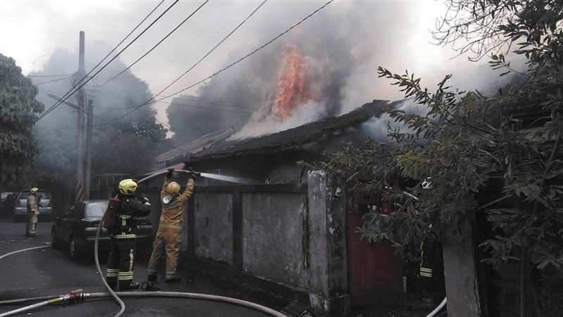 民雄警分局木造舊宿舍起火　幸未延燒