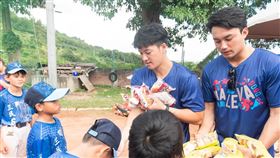 統一獅球員送麵包、蜜豆奶給小球員。（圖／統一獅提供）