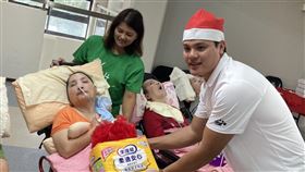 林智勝、張育成和余謙等人，穿上聖誕老人服裝，幫創世基金會點亮聖誕樹。（圖／原棒協提供）