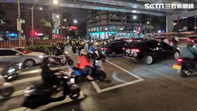 台灣機車路權促進會20日晚間發起「待轉大富翁」行動