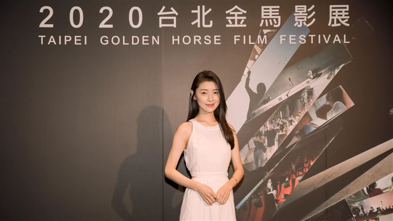 零修圖美女化身洗衣婦：老縫紉機更難
