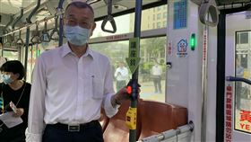 台北市仁愛幹線公車試辦裝設「讓座鈴」台北市公運處20日表示，仁愛幹線公車試辦裝設「讓座服務鈴」，設置在前後車門旁扶桿，乘客上車時若需要座位，可直接按鈴，車內會出現提醒廣播，知會車上乘客有人需要協助，採柔性勸導模式。中央社記者劉建邦攝　109年11月20日