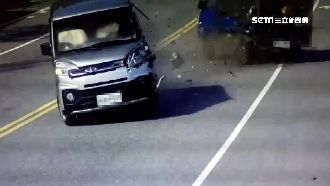 廂型車跨雙黃線　衝撞對向2車害翻覆