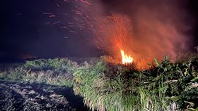 墾丁風吹砂山坡灌木林火警（3）墾丁國家公園東岸的風吹砂山坡地灌木林20日晚間發生火警，火光強烈，消防員到場後發現無法灌救，隨即觀察情勢布陣，待火勢熄滅才撤退，現場未傳人員傷亡。（屏東縣消防局提供）中央社記者郭芷瑄傳真  109年11月20日