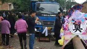 送葬隊伍遭貨車逆向衝撞　棺材全毀▲。（圖／翻攝自好律師網平台微博）