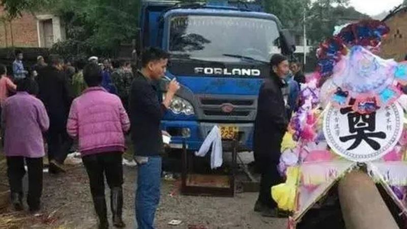 送葬隊伍遭貨車衝撞　棺材毀9死4傷