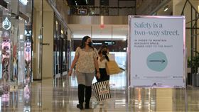 紐約疫情升溫  購物中心顧客稀少紐約市2019冠狀病毒疾病疫情升溫，哈德遜廣場購物中心內人潮稀落，告示提醒顧客保持適當距離。圖攝於11月9日。中央社記者尹俊傑紐約攝  109年11月21日