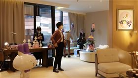 上海城市藝術博覽會　飯店內感受藝術氣息以飯店為展間的上海城市藝術博覽會，因疫情這次有許多海外畫廊無法參與，主辦方因此增加中國本地的藝術家參展，並已成立藏家俱樂部方式，深耕客戶群。中央社記者張淑伶上海攝　109年11月21日