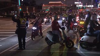 機車族瘋狂待轉亂交通　警開單惹民怨