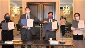 台美經濟對話開幕　雙邊簽署備忘錄深化經濟合作台美經濟繁榮夥伴對話20日登場，駐美代表蕭美琴（右）與美國在台協會執行理事藍鶯（左）在美國國務次卿柯拉克（左2）與經濟部次長陳正(示其)（右2）見證下，簽署備忘錄，為建立更深化、更全面性的經濟合作關係奠定基礎。（駐美代表處提供）中央社記者徐薇婷華盛頓傳真　109年11月20日