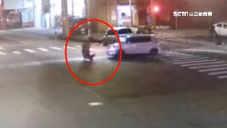機車搶快闖燈　轎車撞飛男騎士