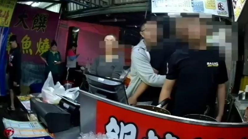 吐司攤不滿被開單　2店員嗆：銬我啊