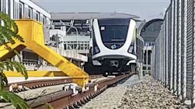 中捷試營運第6天發生列車故障，列車卡大慶站。（圖／翻攝畫面）