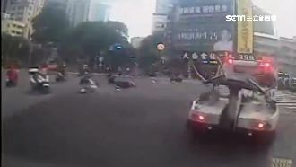 機車車禍騎士傷　2拖吊車路口幫擋車
