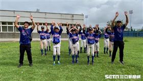統一獅球星潘傑楷和蘇智傑和三民國中小球員互動。（圖／記者王怡翔攝影）
