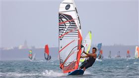 2020澎湖冬季風浪板公開賽（1）2020澎湖冬季風浪板公開賽21日舉行，來自全國14縣市的近50位風浪選手乘風破浪，馳騁在海上，競爭激烈。（澎湖縣帆船協會提供）中央社　109年11月21日