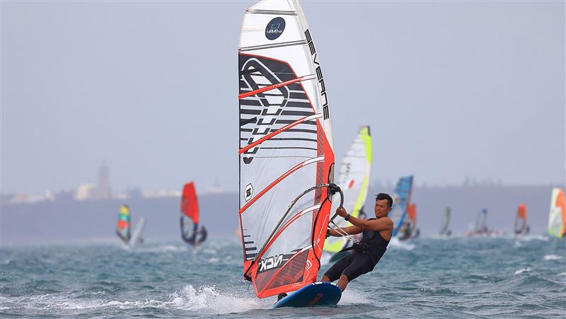 澎湖海陸競速　冬季風浪板路跑賽登場