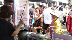 台南肉燥飯節爭霸賽登場台南肉燥飯節爭霸賽21日在民治市政中心廣場登場，現場提供的6000碗肉燥飯，半小時就被搶吃一空。中央社記者張榮祥台南攝　109年11月21日