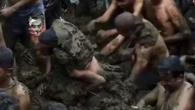 ▲印度南部村落互丟牛糞慶祝排燈節活動。（圖／翻攝自古馬塔普拉村政府影片）