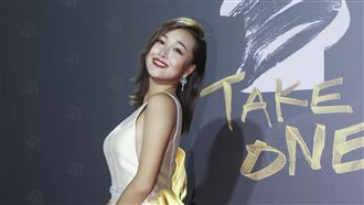 上下開V！張雅玲首登金馬30萬上身