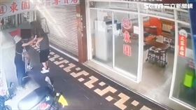 被害人女友拿起放在騎樓的籃子怒砸趙男。（圖／翻攝畫面）